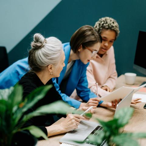 The Similarities and Differences Between Leadership and Management